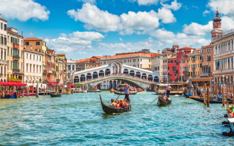 Historische Brücke in Venedig, die über einen malerischen Kanal führt, ein Wahrzeichen auf einer Reise nach Italien.