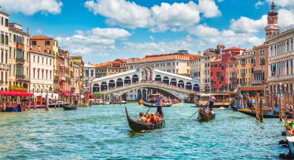 Historische Brücke in Venedig, die über einen malerischen Kanal führt, ein Wahrzeichen auf einer Reise nach Italien.