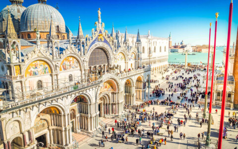 Ein belebter Platz in Venedig, umgeben von beeindruckender Architektur und lebhafter Atmosphäre