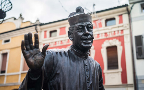 Skulptur oder Darstellung von Don Camillo, einer ikonischen Figur der italienischen Film- und Literaturgeschichte.