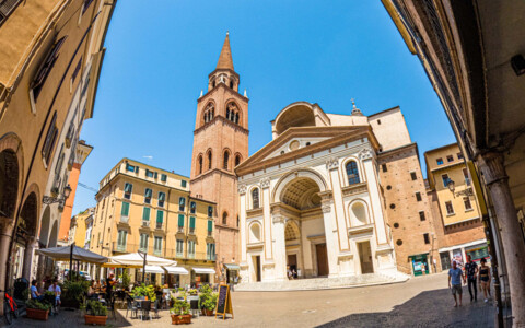 Weitläufiger Platz in Mantua, umgeben von historischen Gebäuden und lebhafter Atmosphäre, ein zentraler Treffpunkt der Stadt.