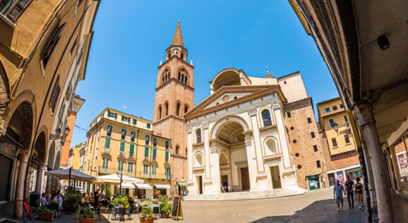 Weitläufiger Platz in Mantua, umgeben von historischen Gebäuden und lebhafter Atmosphäre, ein zentraler Treffpunkt der Stadt.