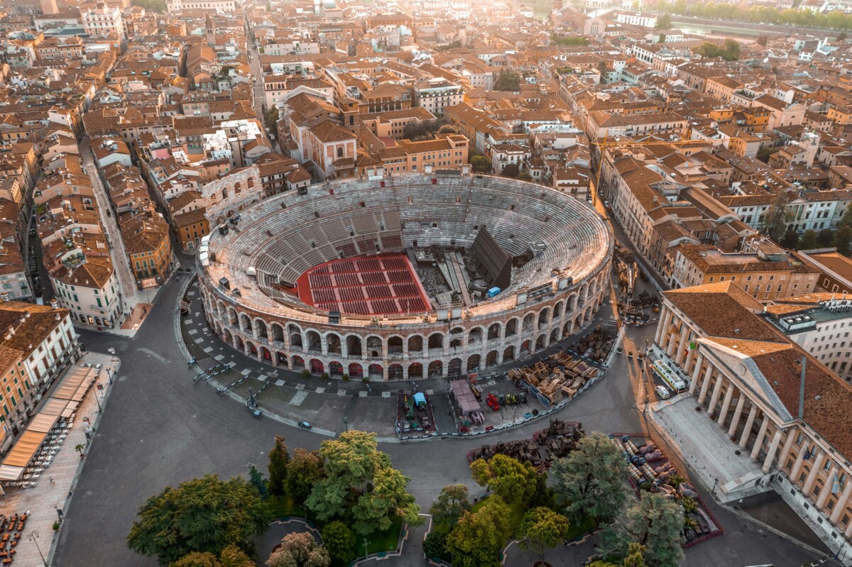 Die beeindruckende Arena di Verona, ein antikes römisches Amphitheater, bekannt für seine spektakulären Opernaufführungen und historischen Architektur.