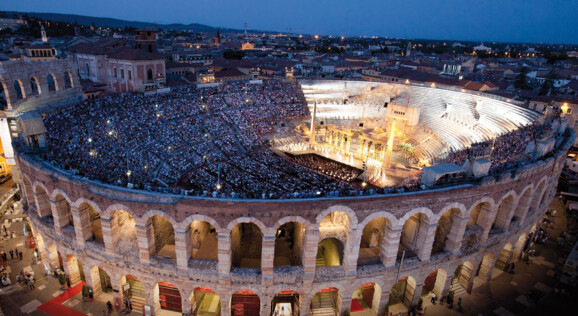 Busreise nach Verona erleben Sie eine Oper im Amphitheater in der italienischen Stadt