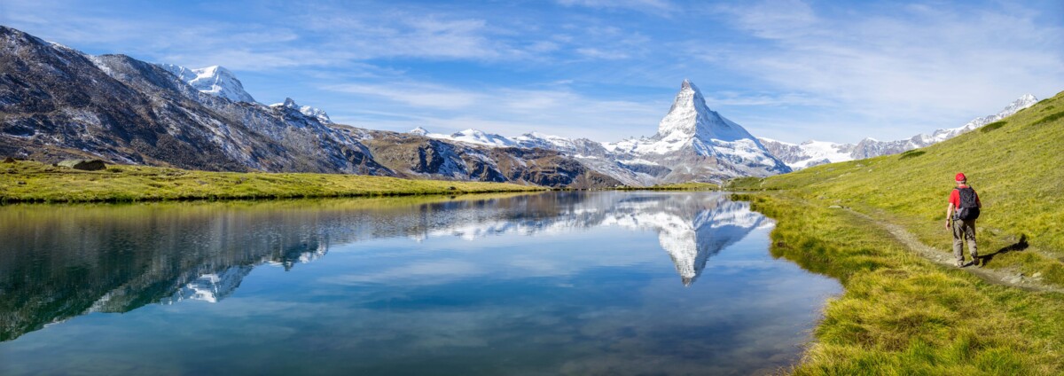 Der Stellisee in der Nähe von Zermatt, mit kristallklarem Wasser und einem atemberaubenden Blick auf das Matterhorn, das sich im See spiegelt