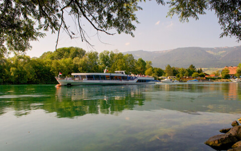 Tagesausflug mit dem Schiff von Solothurn nach Biel, Kenner bezeichnen die Aareschifffahrt als den Schiffsausflug der Schweiz