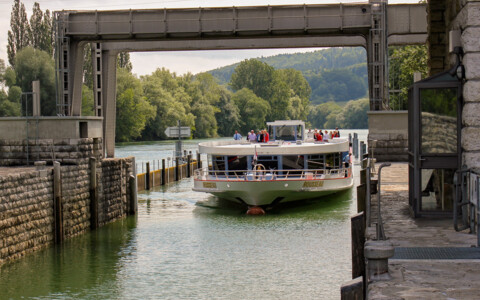 Tagesausflug mit dem Schiff von Solothurn nach Biel, Kenner bezeichnen die Aareschifffahrt als den Schiffsausflug der Schweiz - Schleuse in Port