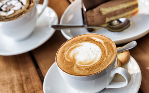 Kaffee und Kuchen, Cappuccino, Schokoladenkuchen, Milchkaffee