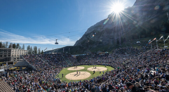 Traditionelles Schwingfest auf der Schwägalp mit alpiner Kulisse, Schwingern im Sägemehlring und Zuschauern vor beeindruckender Berglandschaft