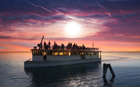 Elegantes Schiff auf dem Neusiedlersee, umgeben von der ruhigen Wasserfläche und der malerischen Landschaft