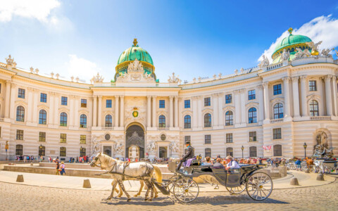 Prächtige Außenansicht der Hofburg in Wien, das historische Herz der ehemaligen kaiserlichen Residenz.