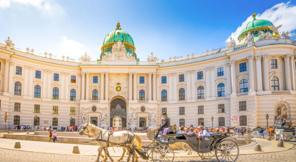 Prächtige Außenansicht der Hofburg in Wien, das historische Herz der ehemaligen kaiserlichen Residenz.