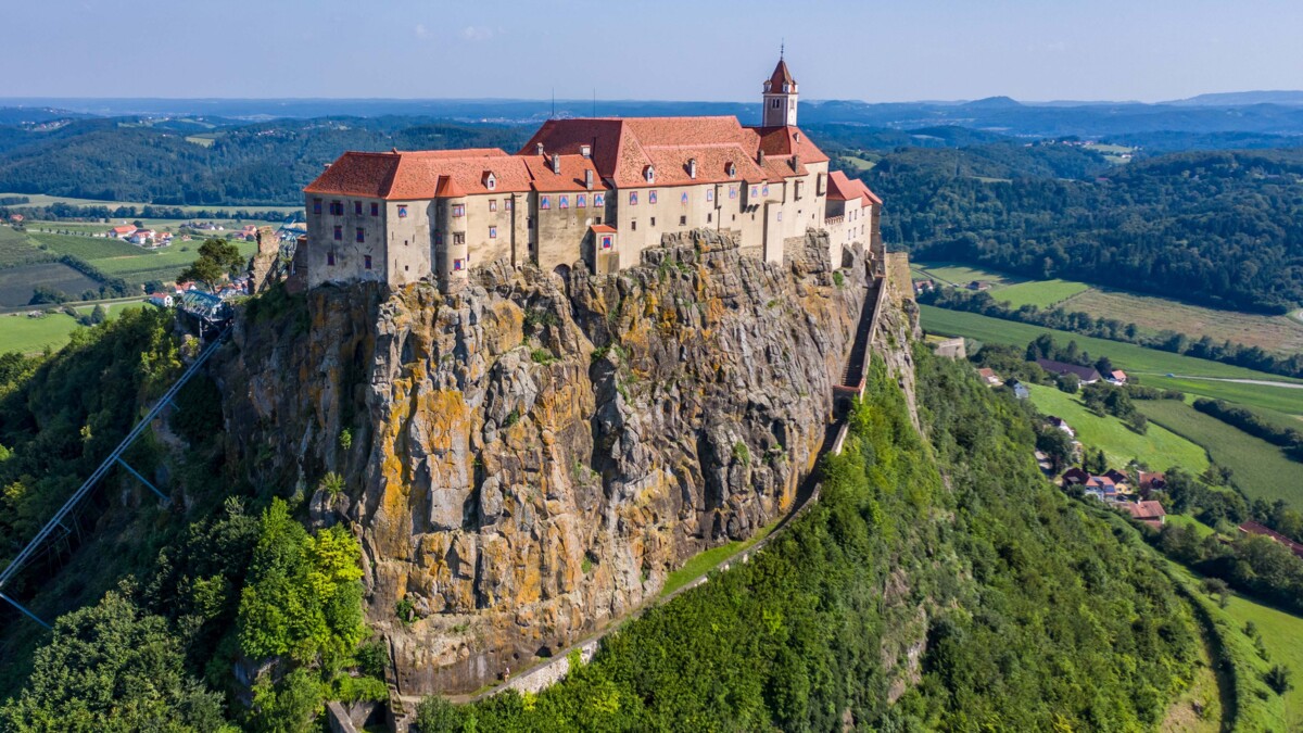 Imposante Riegersburg in der Steiermark, auf einem hohen Berg gelegen, mit Blick auf die umliegende Landschaft.