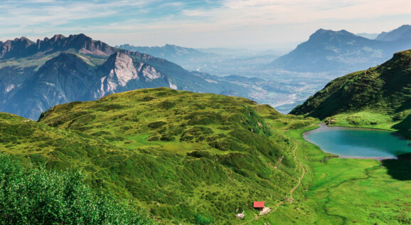 Panoramablick vom Pizol auf 1600 m Höhe mit atemberaubender Aussicht auf die Alpen, grüne Berglandschaften und klare Bergluft.