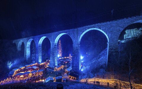 Weihnachtsmarkt in der Ravennaschlcuht unter dem Eisenbahn-Viadukt der Höllentalbahn 