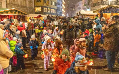 Besuch vom Nikolaus: Der Nikolaus begrüßt Kinder und Erwachsene, verteilt kleine Geschenke und sorgt für eine magische Weihnachtsatmosphäre auf dem Einsiedler Weihnachtsmarkt.