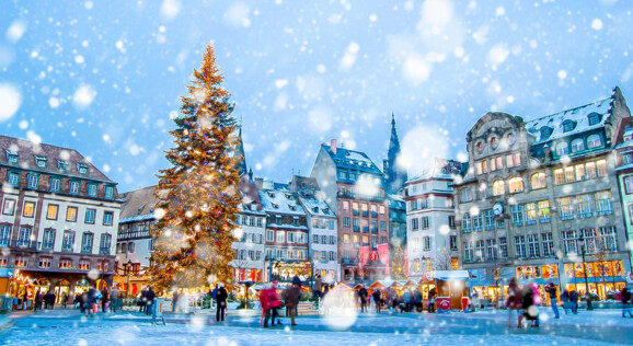 Traditioneller Weihnachtsmarkt in Straßburg, Frankreich, mit prächtigen Dekorationen und einem imposanten Weihnachtsbaum auf dem Platz