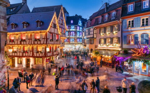 Bezaubernder Weihnachtsmarkt in Colmar, Frankreich, mit festlich beleuchteten Fachwerkhäusern und stimmungsvollen Ständen