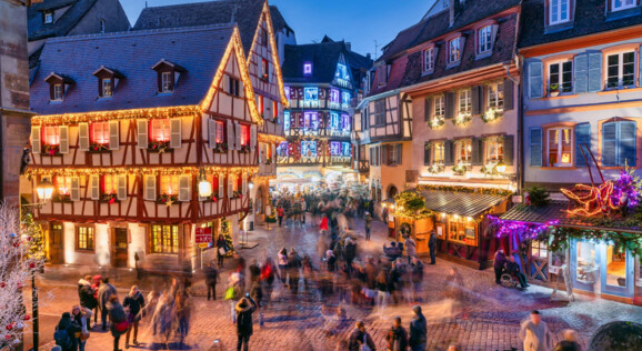 Bezaubernder Weihnachtsmarkt in Colmar, Frankreich, mit festlich beleuchteten Fachwerkhäusern und stimmungsvollen Ständen