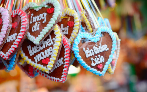 Lebkuchen- Herzen an einem Verkaufstand auf einem Weihnachtsmarkt